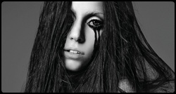 Gaga em photoshoot para o EP The Fame Monster